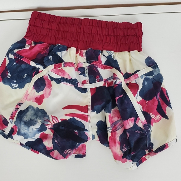 Lululemon Tracker Short II Inky 4" Floral Size 4 - Picture 7 of 8